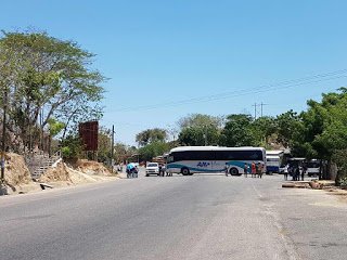 Bloquean normalistas el Reten de Pinotepa