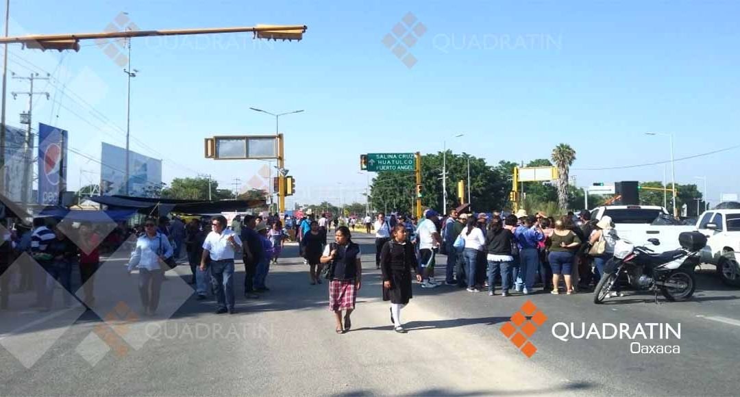 Mantiene CNTE bloqueo en terminal aérea y de autobuses en Oaxaca