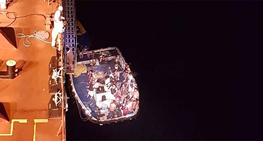 Rescatan a tripulantes de un barco en llamas en Salina Cruz