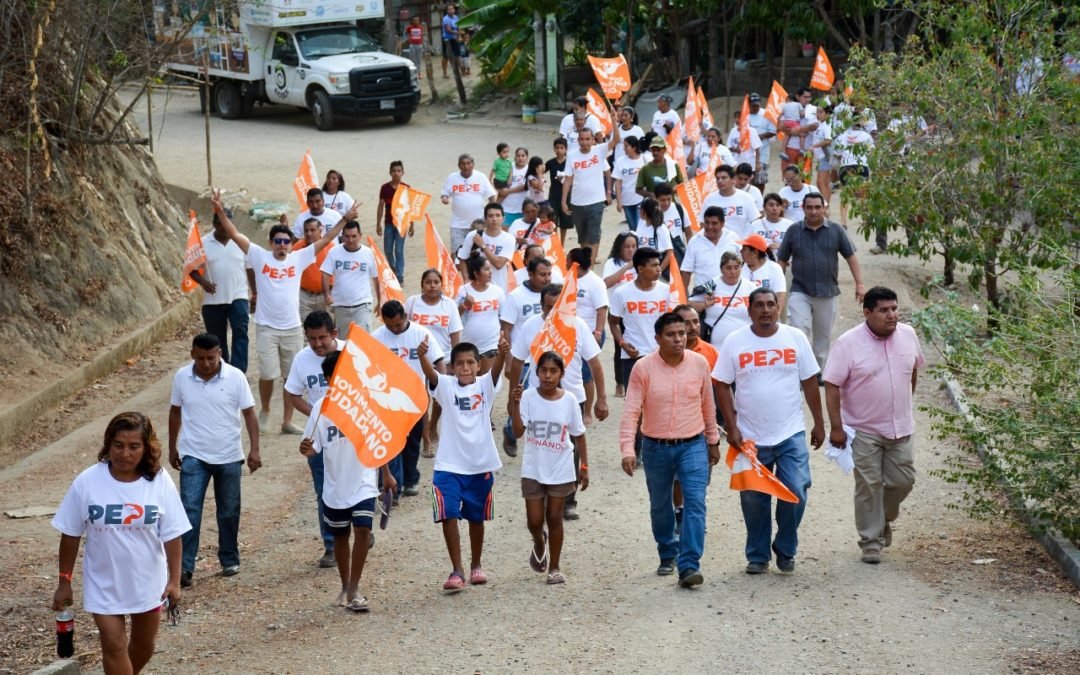 El candidato Pepe Hernández, recorrió arropado por decenas de simpatizantes,