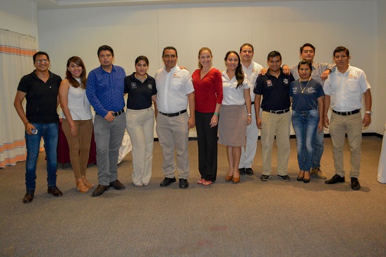 La conductora y actriz Laura María imparte taller de lectura a policías municipales