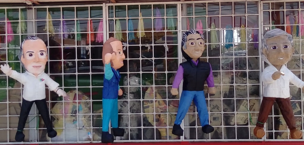 Piñatas con imágenes de candidatos en cd Juárez