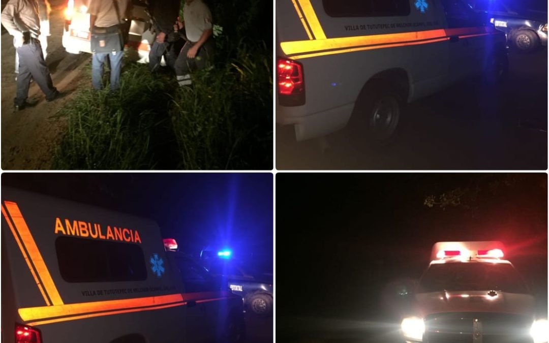 Urvan que se sale de la carretera federal 200