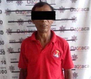 Policías estatales aseguran dos automóviles y una persona armada