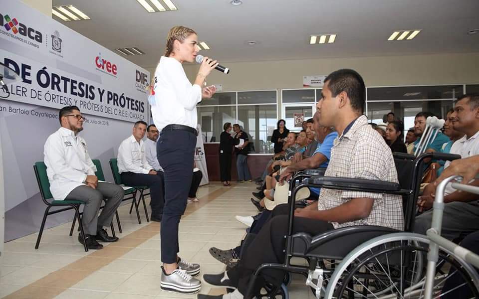 DIF Estatal Oaxaca entrega prótesis, ortesis y sillas de ruedas en el CREE