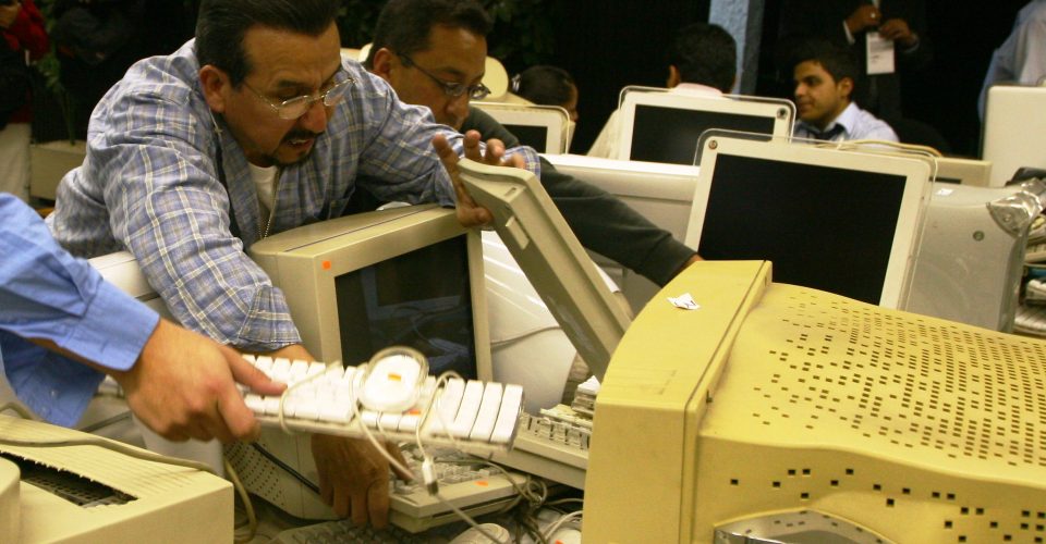 Segob gasta más de 150 millones en mantener sus computadoras viejas