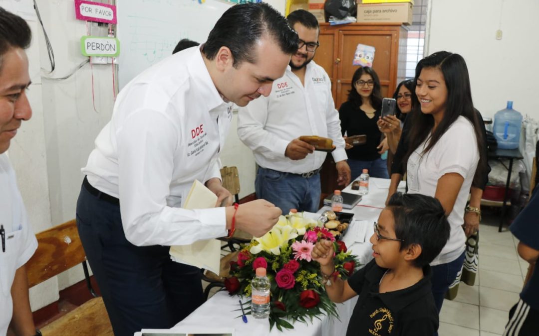 Entregan lentes a niños de la Orquesta infantil del IEEPO