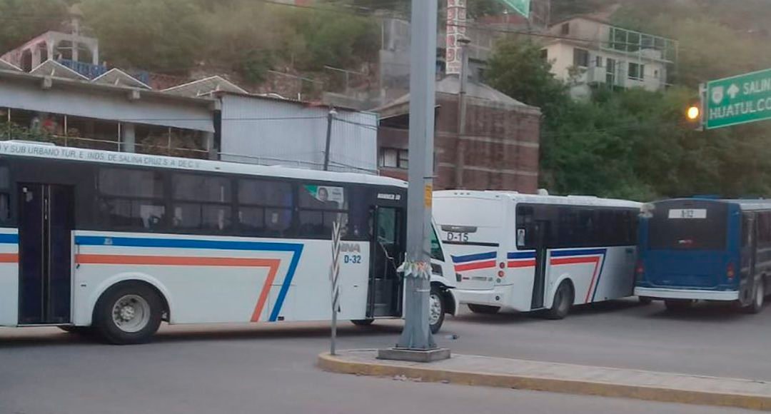 Suspenden servicio de transporte en Salina Cruz y bloquean calles