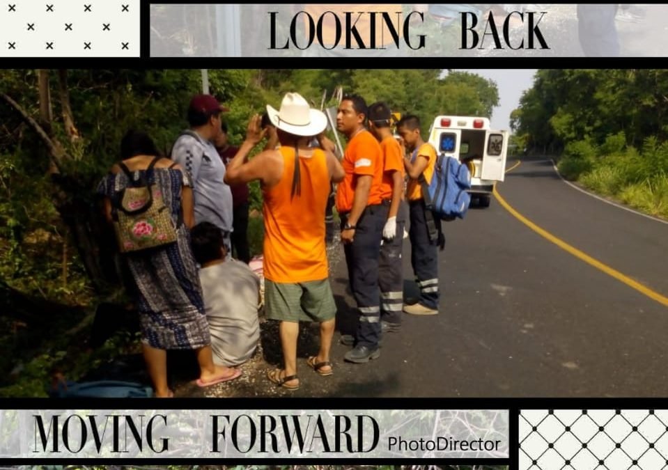 Camioneta pierde el control y se sale de la carretera
