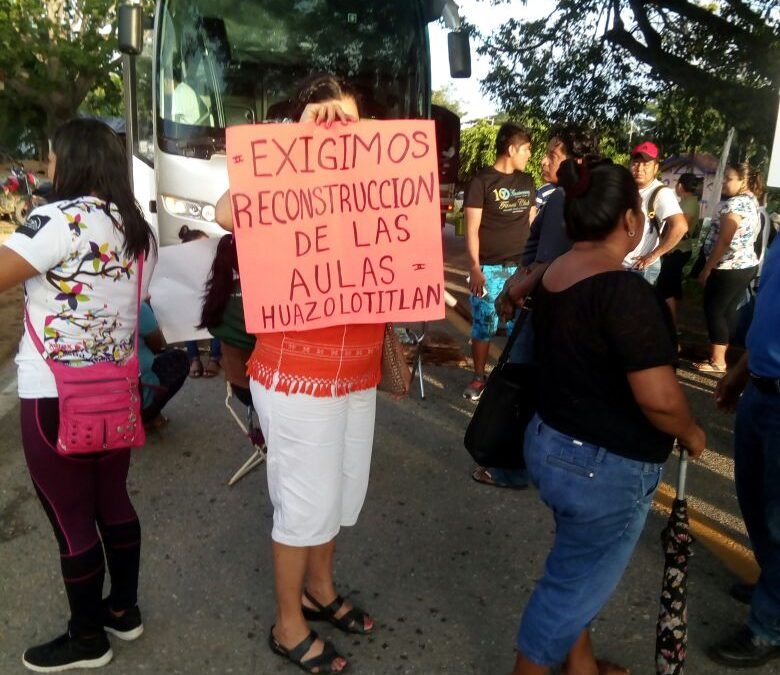 Bloquean carretera federal 200 en Huaxpaltepec.