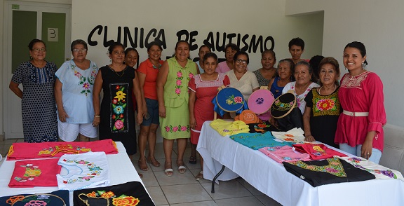 Concluyen Curso de Bordado de Ropa III en DIF Huatulco