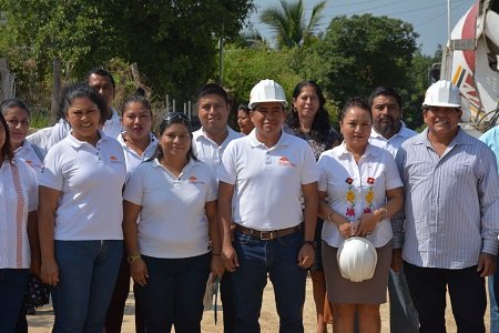 Supervisan obra en Colonia La Gradera de Santa María Huatulco