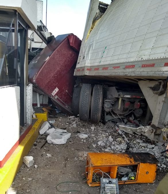 Trailer choca contra varios vehículos