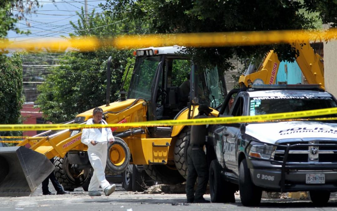 Hallan 10 cadáveres en fosa clandestina en Guadalajara