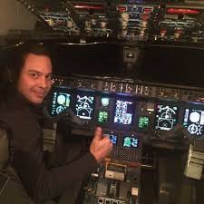 El es Carlos Galván, el piloto de Aeroméxico que se volvió héroe