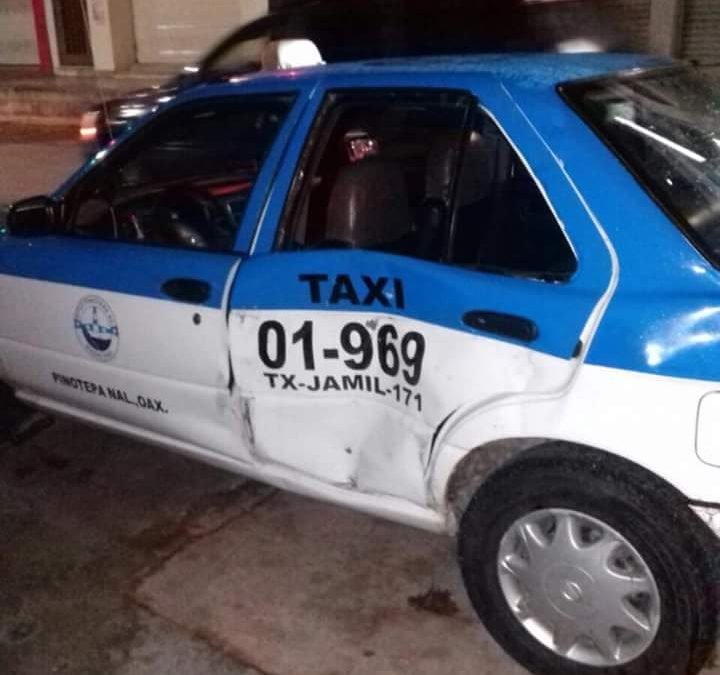 CHOCA TAXI Y MOTO EN PINOTEPA