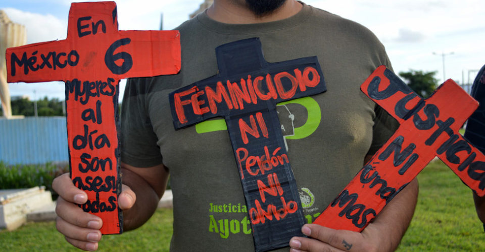 Hallan restos de mujer en un auto en Azcapotzalco