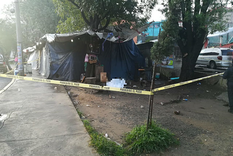 Presunto policía mata a dos delincuentes y deja a una mujer herida