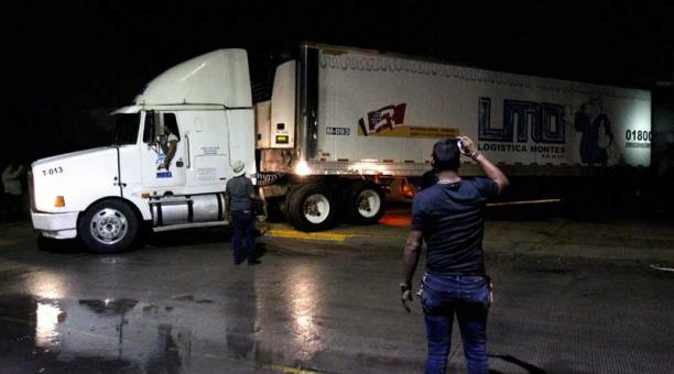 Tráiler del Gobierno con más de 100 cadáveres indigna a México