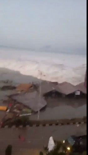 Tsunami golpea ciudad de Indonesia