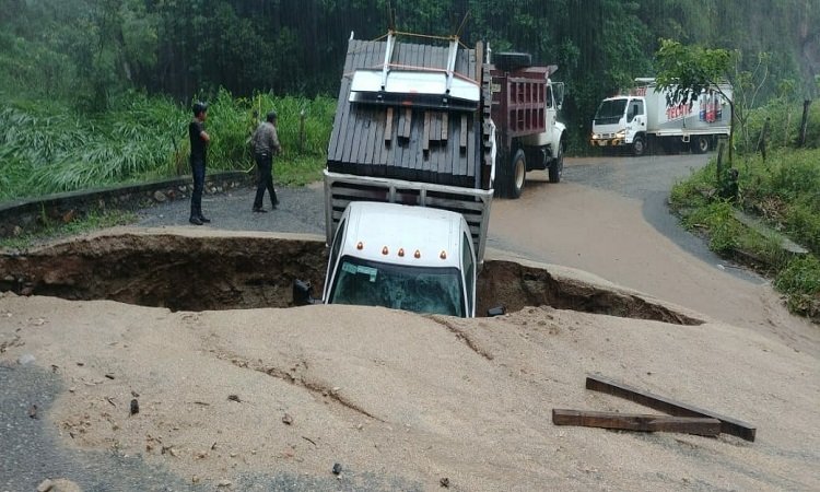 Se abre socavón que afecta carretera interestatal Río Grande – Juquila
