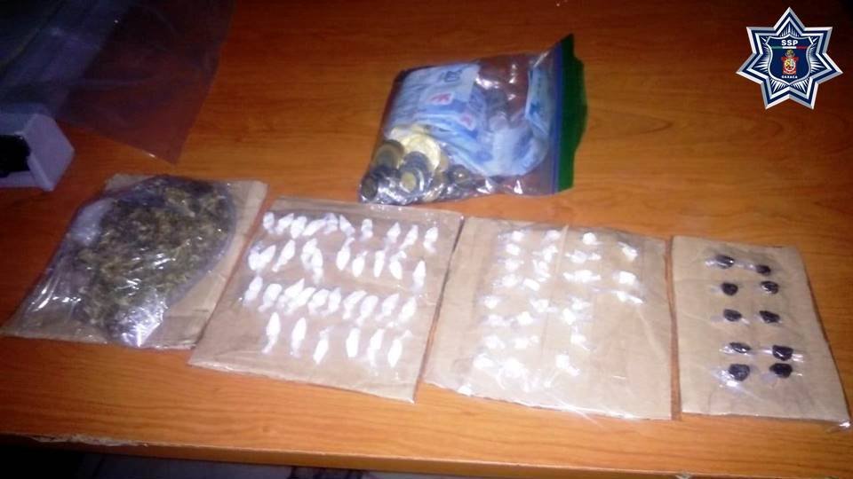 Aseguran policías estatales 72 dosis de diversas drogas en la central de abasto de la ciudad capital