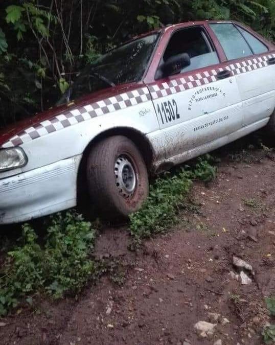 Abandonan taxi en terreno privado de Santa María Huatulco