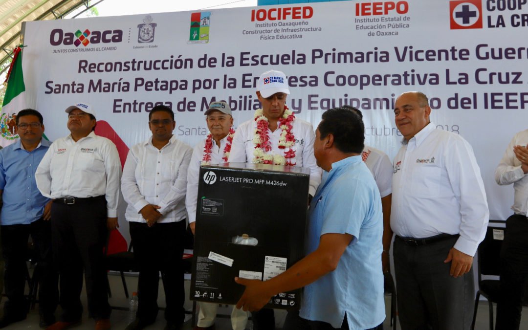Beneficia IEEPO a escuelas del Istmo con mobiliario y equipo