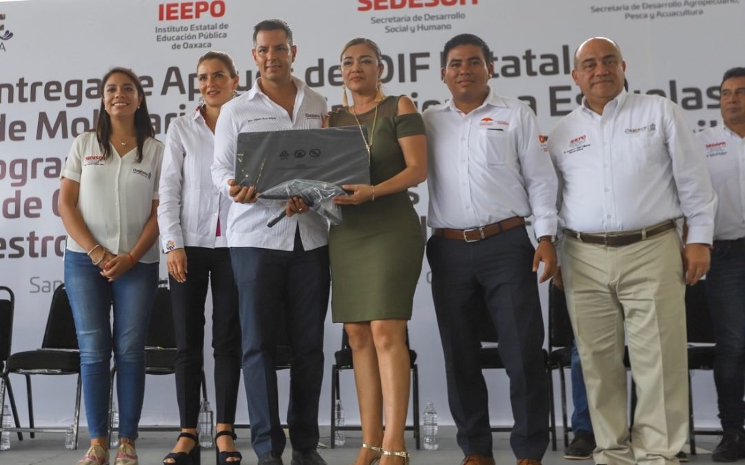 Dota IEEPO de mobiliario y equipo a 56 escuelas de Santa María Huatulco