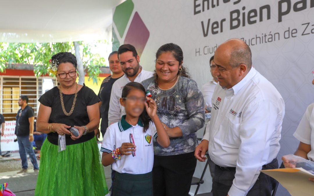 Entrega IEEPO lentes a escolares del Istmo de Tehuantepec