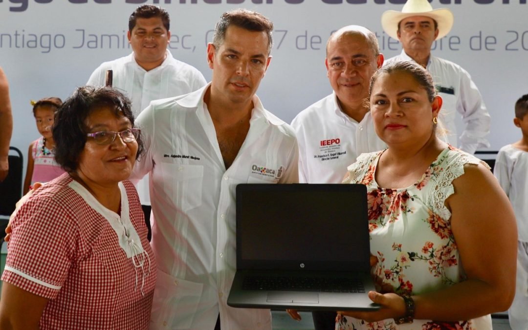 Entrega IEEPO material educativo para fortalecer la enseñanza