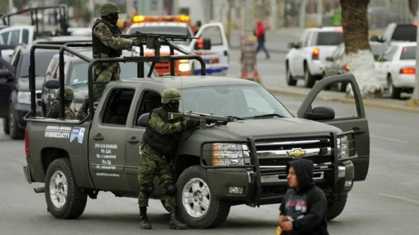 Estudiantes graban videos y se toman selfies en plena balacera