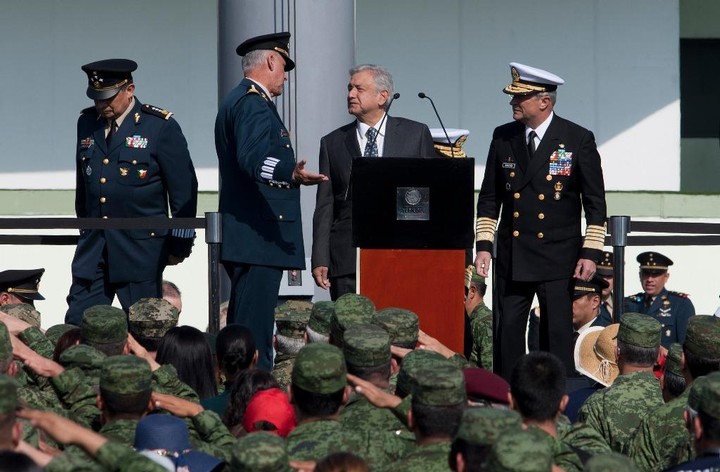 Enfrentemos juntos la inseguridad: AMLO a militares