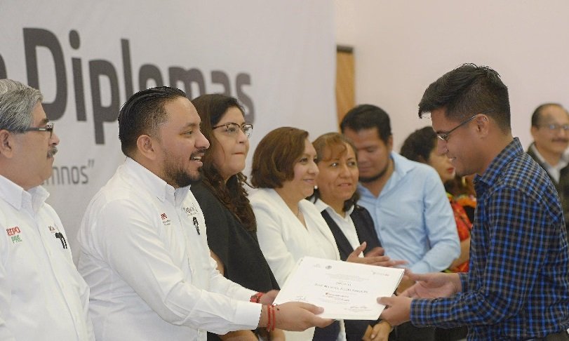 Entrega IEEPO reconocimientos a supervisores y directores que concluyeron diplomados