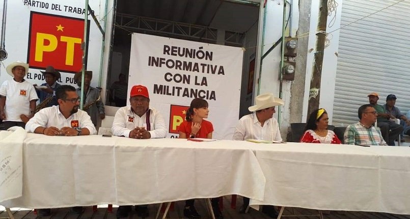 Usa abogada de la Sección 22 a costeños y maestros para conseguir beneficios personales