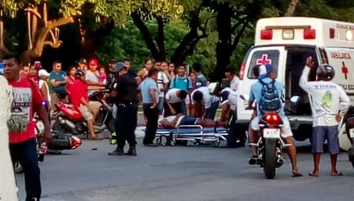 Vehículo chocó contra motocicleta en Huatulco