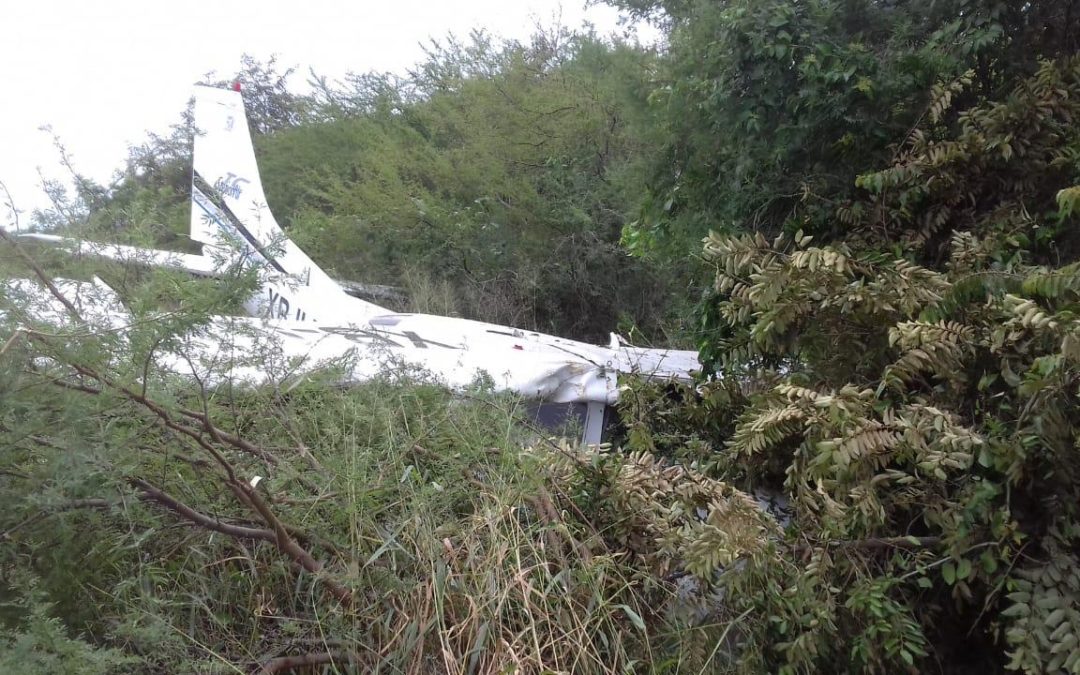 Avioneta aterriza de emergencia y aplasta a dos personas