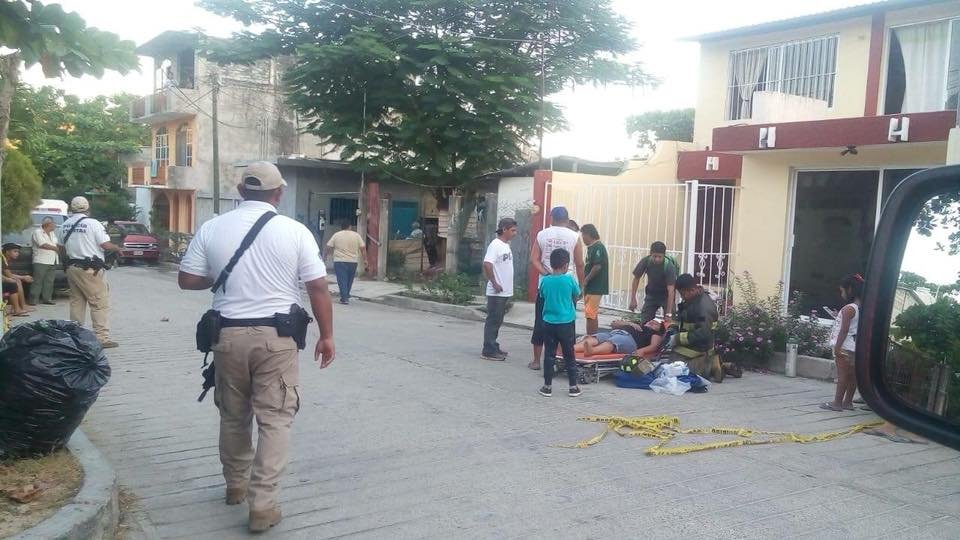 Bomberos de Huatulco sofocan incendio y rescatan a niña en Huatulco