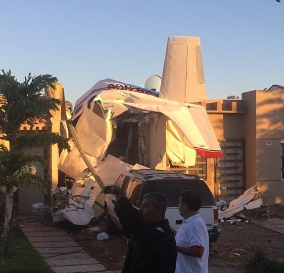 Cae avioneta sobre vivienda; hay cuatro muertos en Sinaloa