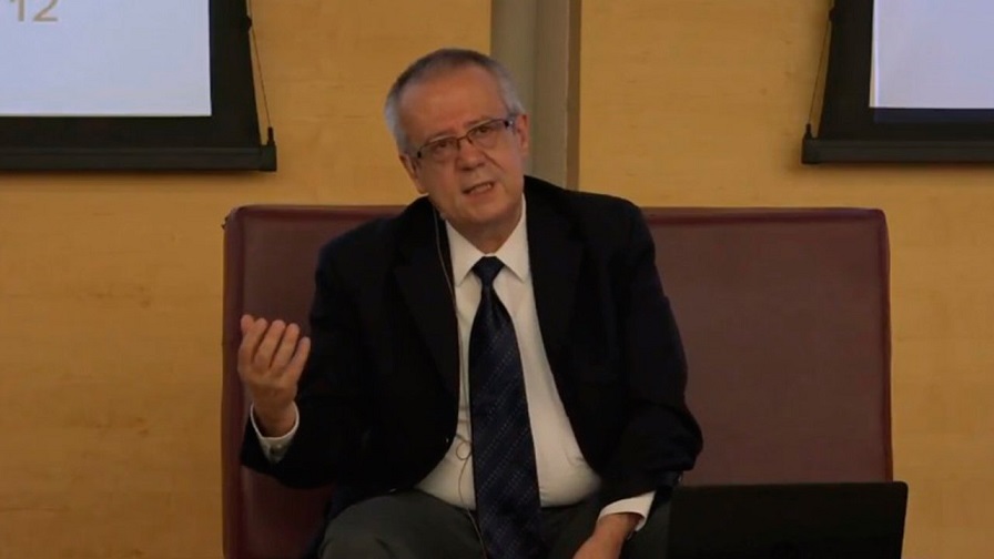 Carlos Urzúa, está más confundido que un aficionado del Cruz Azul en medio de la porra del América