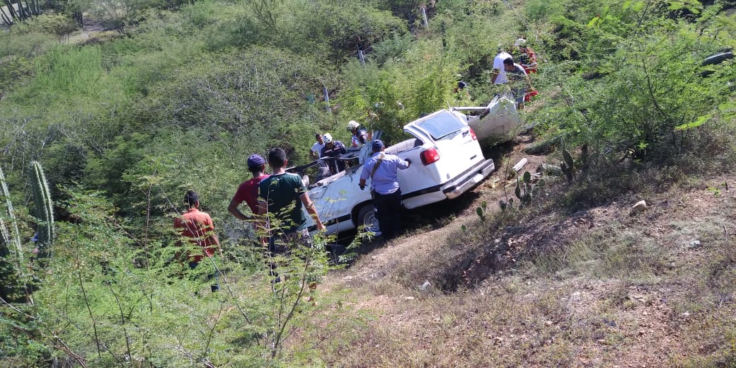 Cinco muertas y al menos 12 heridos en volcadura de camioneta en la pista Siglo XXI