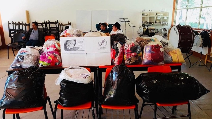 Entrega IEEPO ropa abrigadora al albergue de Guelatao