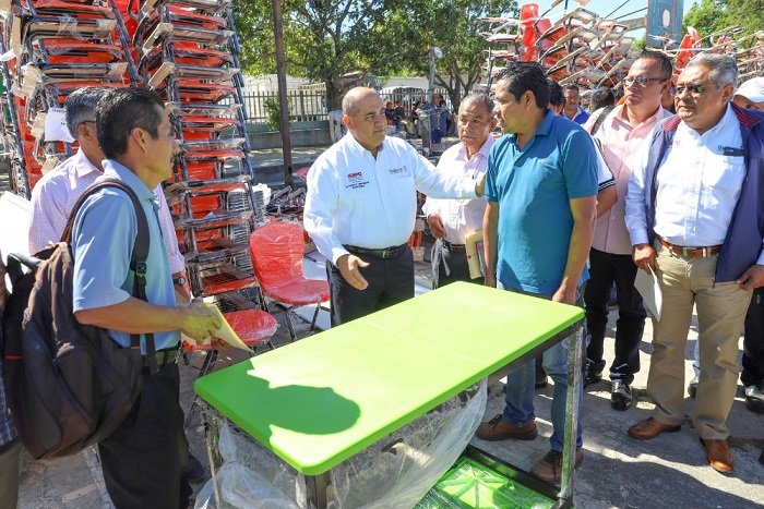 Reciben escuelas de San Mateo del Mar apoyos educativos del IEEPO por 2 mdp