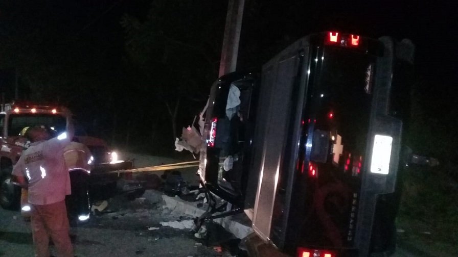 Rescatado entre los fierros retorcidos en Huatulco