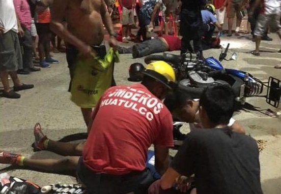 Se impactan motociclistas en Huatulco