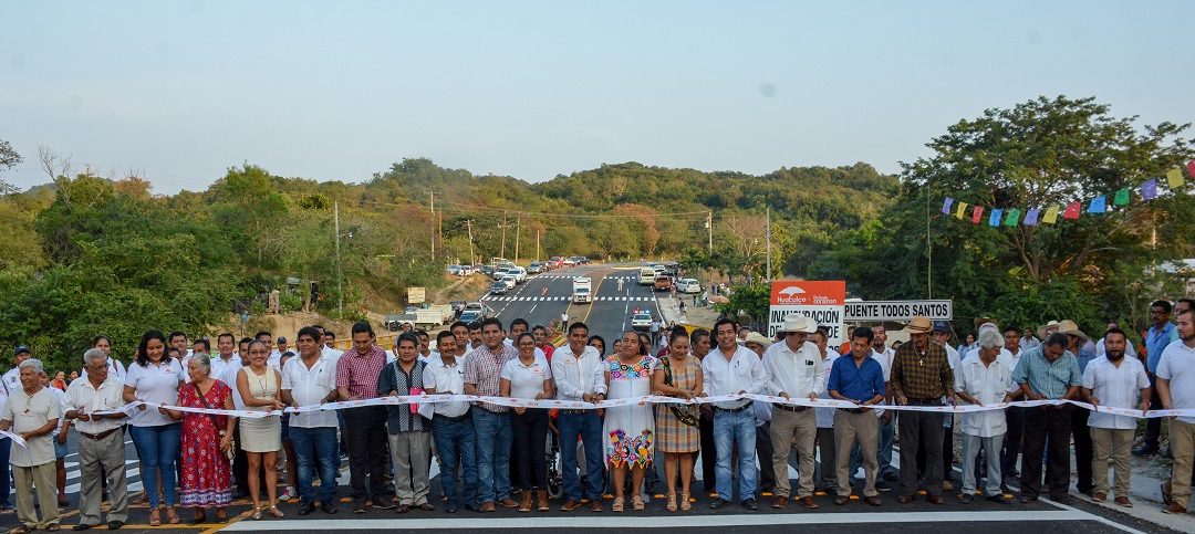 inaugura puente de Todos Santos en Huatulco