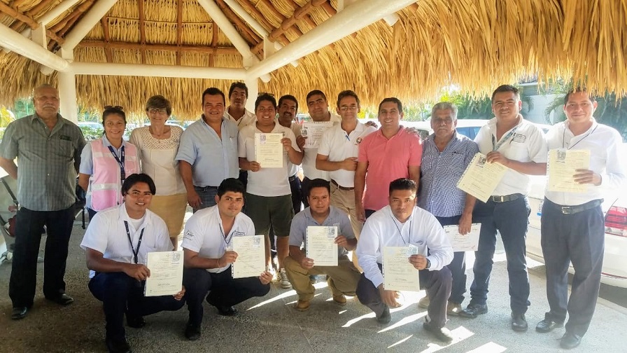 Acreditan a guías de turismo en Huatulco