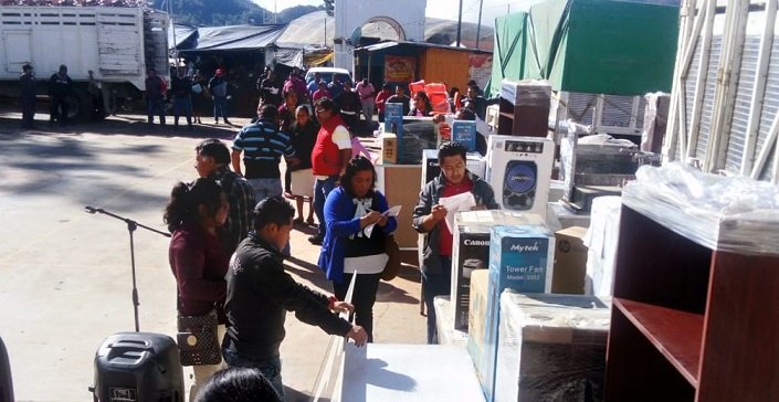 Entrega IEEPO equipo y mobiliario a 17 escuelas de Huautla