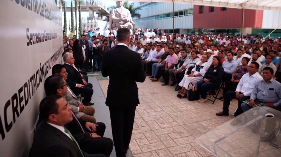 Entrega de acreditaciones a autoridades municipales