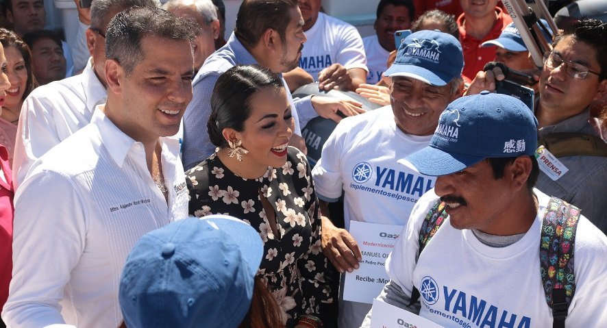 Entrega de apoyos a pescadores de la Costa